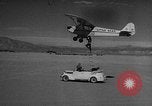 Standbild Austausch von Piloten in der Luft Lancaster California USA, 1938, aus Sekunde 47 historischem Filmmaterial Videoclip 65675043243
