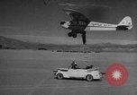 Standbild Austausch von Piloten in der Luft Lancaster California USA, 1938, aus Sekunde 49 historischem Filmmaterial Videoclip 65675043243