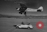 Standbild Austausch von Piloten in der Luft Lancaster California USA, 1938, aus Sekunde 50 historischem Filmmaterial Videoclip 65675043243