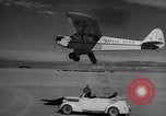 Standbild Austausch von Piloten in der Luft Lancaster California USA, 1938, aus Sekunde 52 historischem Filmmaterial Videoclip 65675043243