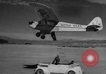 Standbild Austausch von Piloten in der Luft Lancaster California USA, 1938, aus Sekunde 54 historischem Filmmaterial Videoclip 65675043243