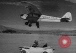 Standbild Austausch von Piloten in der Luft Lancaster California USA, 1938, aus Sekunde 55 historischem Filmmaterial Videoclip 65675043243