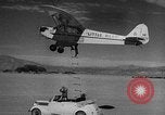 Standbild Austausch von Piloten in der Luft Lancaster California USA, 1938, aus Sekunde 56 historischem Filmmaterial Videoclip 65675043243