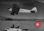 Standbild Austausch von Piloten in der Luft Lancaster California USA, 1938, aus Sekunde 57 historischem Filmmaterial Videoclip 65675043243