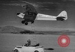 Standbild Austausch von Piloten in der Luft Lancaster California USA, 1938, aus Sekunde 58 historischem Filmmaterial Videoclip 65675043243