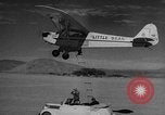 Standbild Austausch von Piloten in der Luft Lancaster California USA, 1938, aus Sekunde 59 historischem Filmmaterial Videoclip 65675043243