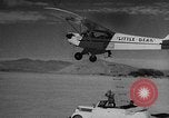 Standbild Austausch von Piloten in der Luft Lancaster California USA, 1938, aus Sekunde 60 historischem Filmmaterial Videoclip 65675043243