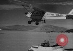 Standbild Austausch von Piloten in der Luft Lancaster California USA, 1938, aus Sekunde 61 historischem Filmmaterial Videoclip 65675043243