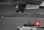 Standbild Austausch von Piloten in der Luft Lancaster California USA, 1938, aus Sekunde 62 historischem Filmmaterial Videoclip 65675043243