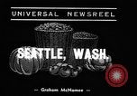 Standbild Apple bobbing Seattle Washington USA, 1938, aus Sekunde 3 historischem Filmmaterial Videoclip 65675043245