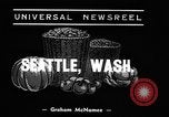 Standbild Apple bobbing Seattle Washington USA, 1938, aus Sekunde 4 historischem Filmmaterial Videoclip 65675043245