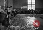 Standbild Apple bobbing Seattle Washington USA, 1938, aus Sekunde 9 historischem Filmmaterial Videoclip 65675043245