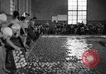Standbild Apple bobbing Seattle Washington USA, 1938, aus Sekunde 12 historischem Filmmaterial Videoclip 65675043245