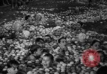 Standbild Apple bobbing Seattle Washington USA, 1938, aus Sekunde 20 historischem Filmmaterial Videoclip 65675043245