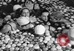 Standbild Apple bobbing Seattle Washington USA, 1938, aus Sekunde 26 historischem Filmmaterial Videoclip 65675043245