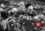 Standbild Apple bobbing Seattle Washington USA, 1938, aus Sekunde 27 historischem Filmmaterial Videoclip 65675043245