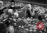 Standbild Apple bobbing Seattle Washington USA, 1938, aus Sekunde 30 historischem Filmmaterial Videoclip 65675043245