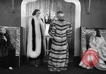 Standbild winter Bekleidung Fashion Show New York United States USA, 1938, aus Sekunde 33 historischem Filmmaterial Videoclip 65675043246