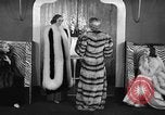 Standbild winter Bekleidung Fashion Show New York United States USA, 1938, aus Sekunde 35 historischem Filmmaterial Videoclip 65675043246