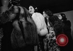 Standbild winter Bekleidung Fashion Show New York United States USA, 1938, aus Sekunde 42 historischem Filmmaterial Videoclip 65675043246