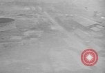 Immagine di B-24 kamikaze attaccano le raffinerie di petrolio e impianti di deposito Labuan Isola Borneo, 1944, secondo 39 filmato di repertorio 65675043293