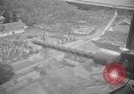 Immagine di B-24 kamikaze attaccano le raffinerie di petrolio e impianti di deposito Labuan Isola Borneo, 1944, secondo 46 filmato di repertorio 65675043293