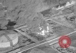 Immagine di B-24 kamikaze attaccano le raffinerie di petrolio e impianti di deposito Labuan Isola Borneo, 1944, secondo 60 filmato di repertorio 65675043293