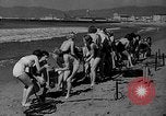 Standbild Hausgemachte Tauchanzug Venice Beach Los Angeles California USA, 1935, aus Sekunde 8 historischem Filmmaterial Videoclip 65675043334