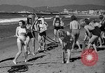 Standbild Hausgemachte Tauchanzug Venice Beach Los Angeles California USA, 1935, aus Sekunde 22 historischem Filmmaterial Videoclip 65675043334