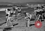 Standbild Hausgemachte Tauchanzug Venice Beach Los Angeles California USA, 1935, aus Sekunde 25 historischem Filmmaterial Videoclip 65675043334