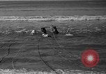 Standbild Hausgemachte Tauchanzug Venice Beach Los Angeles California USA, 1935, aus Sekunde 39 historischem Filmmaterial Videoclip 65675043334