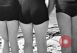 Standbild Hausgemachte Tauchanzug Venice Beach Los Angeles California USA, 1935, aus Sekunde 41 historischem Filmmaterial Videoclip 65675043334