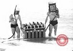 Standbild Hausgemachte Tauchanzug Venice Beach Los Angeles California USA, 1935, aus Sekunde 56 historischem Filmmaterial Videoclip 65675043334