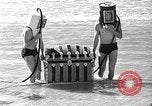 Standbild Hausgemachte Tauchanzug Venice Beach Los Angeles California USA, 1935, aus Sekunde 57 historischem Filmmaterial Videoclip 65675043334