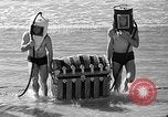 Standbild Hausgemachte Tauchanzug Venice Beach Los Angeles California USA, 1935, aus Sekunde 58 historischem Filmmaterial Videoclip 65675043334