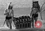 Standbild Hausgemachte Tauchanzug Venice Beach Los Angeles California USA, 1935, aus Sekunde 60 historischem Filmmaterial Videoclip 65675043334