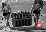 Standbild Hausgemachte Tauchanzug Venice Beach Los Angeles California USA, 1935, aus Sekunde 61 historischem Filmmaterial Videoclip 65675043334