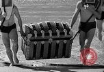 Standbild Hausgemachte Tauchanzug Venice Beach Los Angeles California USA, 1935, aus Sekunde 62 historischem Filmmaterial Videoclip 65675043334