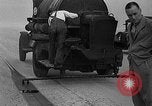 Standbild Sir Malcolm Campbell Daytona Beach Florida USA, 1935, aus Sekunde 21 historischem Filmmaterial Videoclip 65675043335