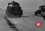 Standbild Sir Malcolm Campbell Daytona Beach Florida USA, 1935, aus Sekunde 25 historischem Filmmaterial Videoclip 65675043335