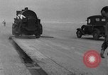 Standbild Sir Malcolm Campbell Daytona Beach Florida USA, 1935, aus Sekunde 27 historischem Filmmaterial Videoclip 65675043335