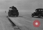 Standbild Sir Malcolm Campbell Daytona Beach Florida USA, 1935, aus Sekunde 28 historischem Filmmaterial Videoclip 65675043335
