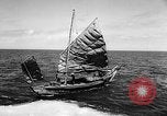Image pêcheurs chinois rouge Détroit de Taiwan, 1967, de la seconde 13 séquences d'archives historiques vidéo 65675043341
