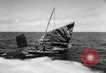 Image pêcheurs chinois rouge Détroit de Taiwan, 1967, de la seconde 14 séquences d'archives historiques vidéo 65675043341