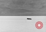 Standbild Sir Malcolm Campbell Bonneville Salt Flats Utah USA, 1935, aus Sekunde 35 historischem Filmmaterial Videoclip 65675043345