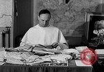 Immagine di Il Reverendo George Pire Belgio, 1958, secondo 30 filmato di repertorio 65675043359