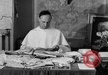 Immagine di Il Reverendo George Pire Belgio, 1958, secondo 33 filmato di repertorio 65675043359