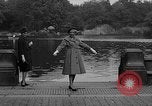 Immagine di Sfilata di moda New York United States USA, 1958, secondo 11 filmato di repertorio 65675043360