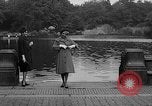 Immagine di Sfilata di moda New York United States USA, 1958, secondo 15 filmato di repertorio 65675043360