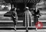 Immagine di Sfilata di moda New York United States USA, 1958, secondo 47 filmato di repertorio 65675043360
